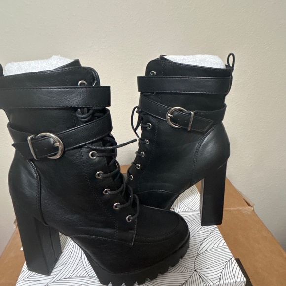 Boots - Picture 4 of 4